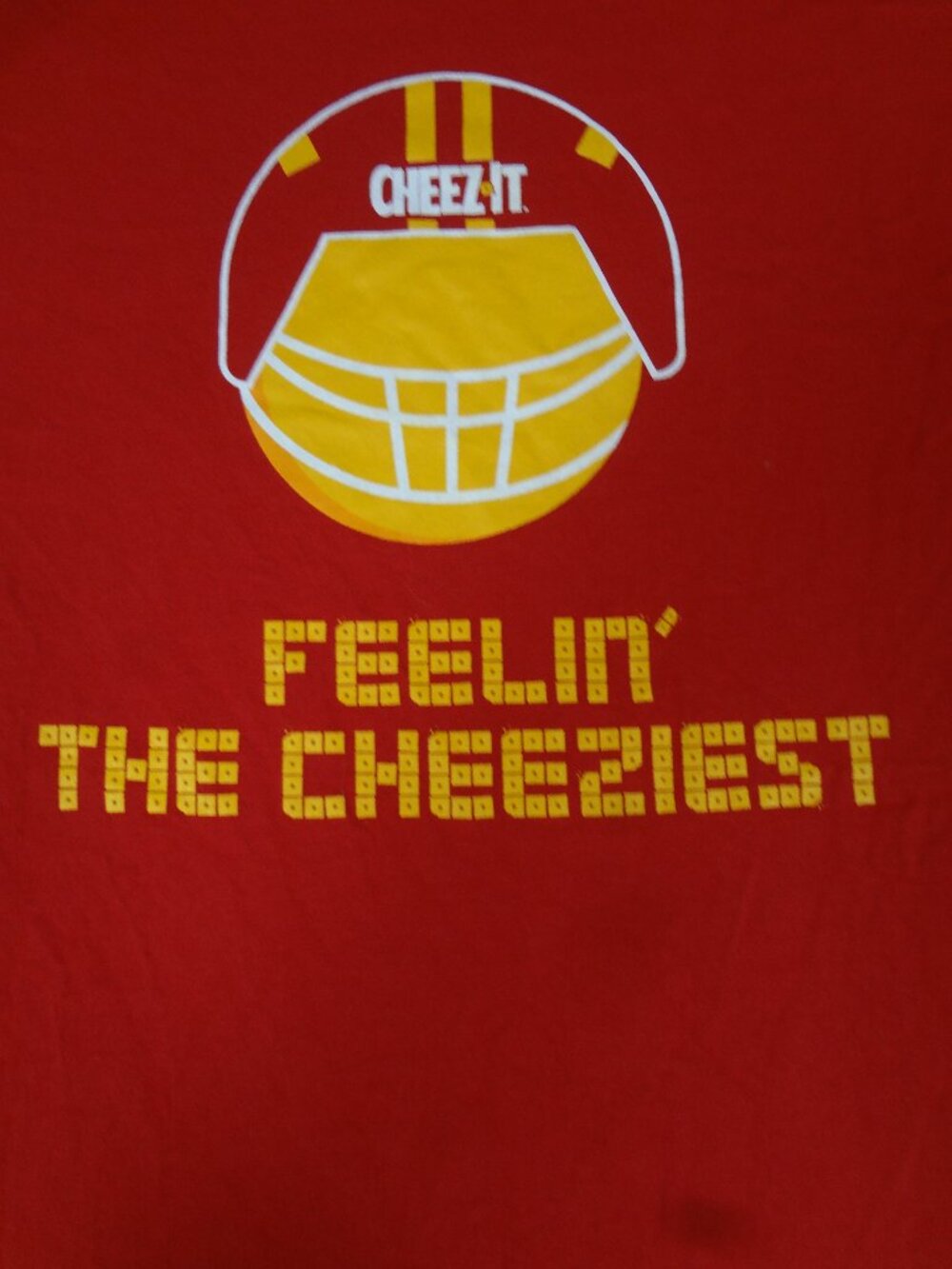 CHEEZ-IT FEELIN CHEEZIEST FOOTBALL HELMET - RED XL T-SHIRT  L552